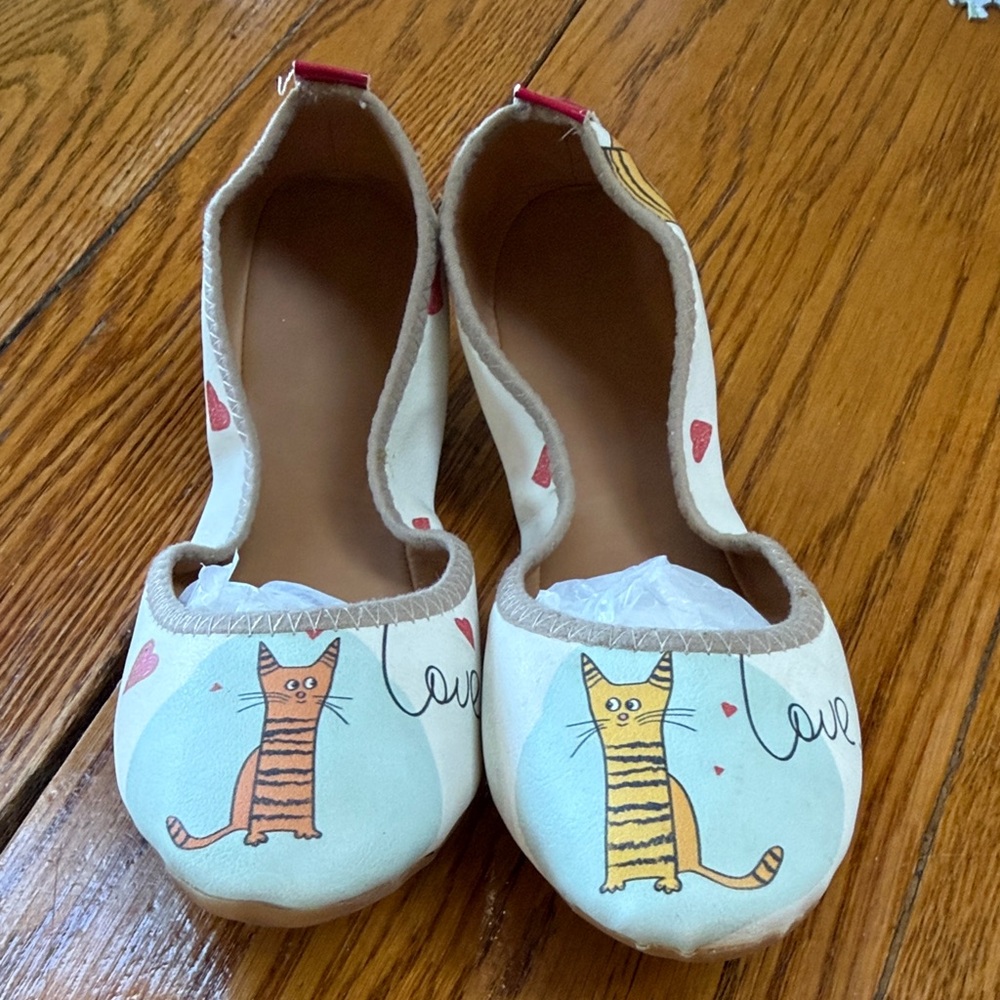 Ballerina flats with cats on toes and “love” on both toes.  Size 37 (US 6.5-7).